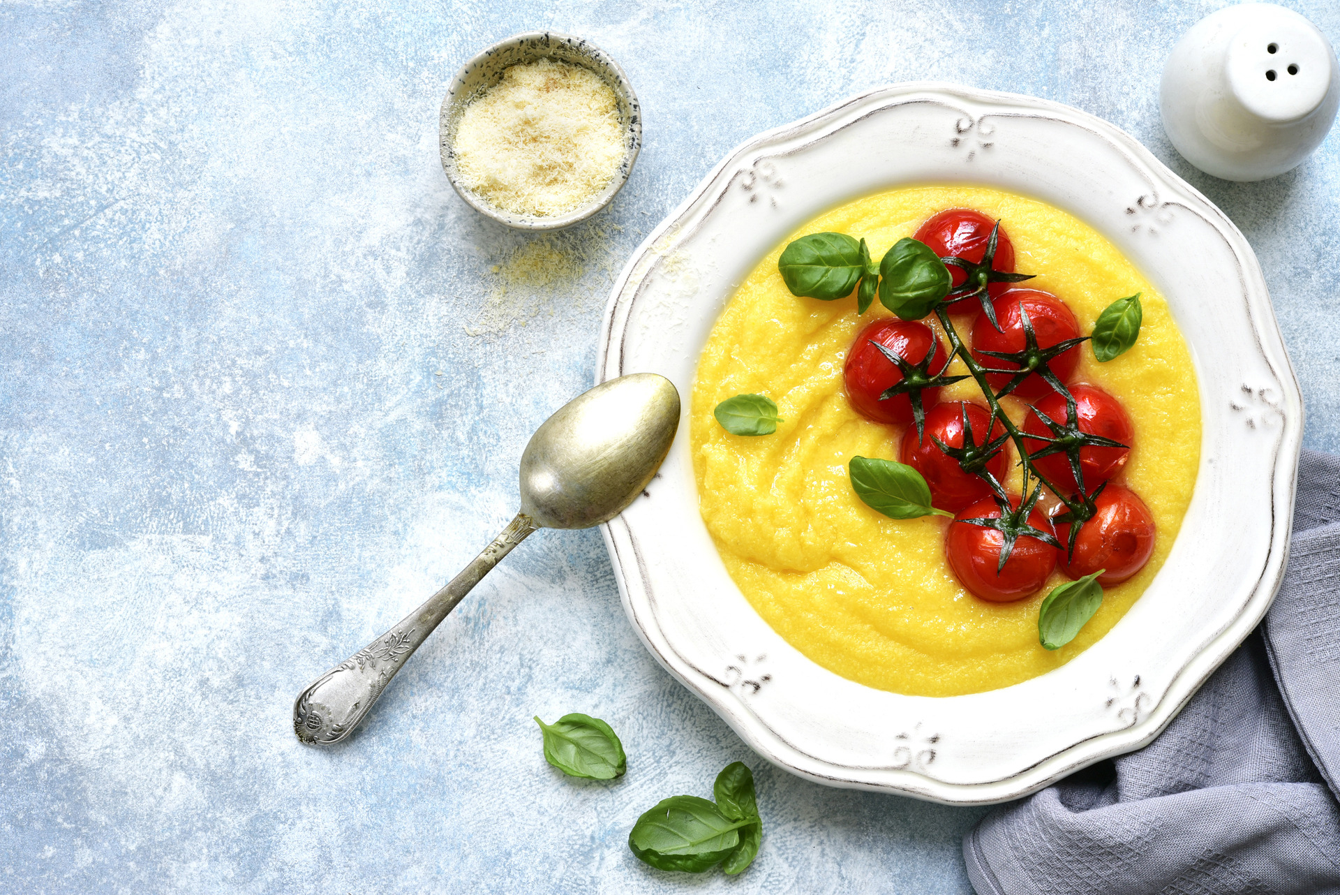 La recette pas à pas : la polenta crémeuse au parmesan et tomates rôties