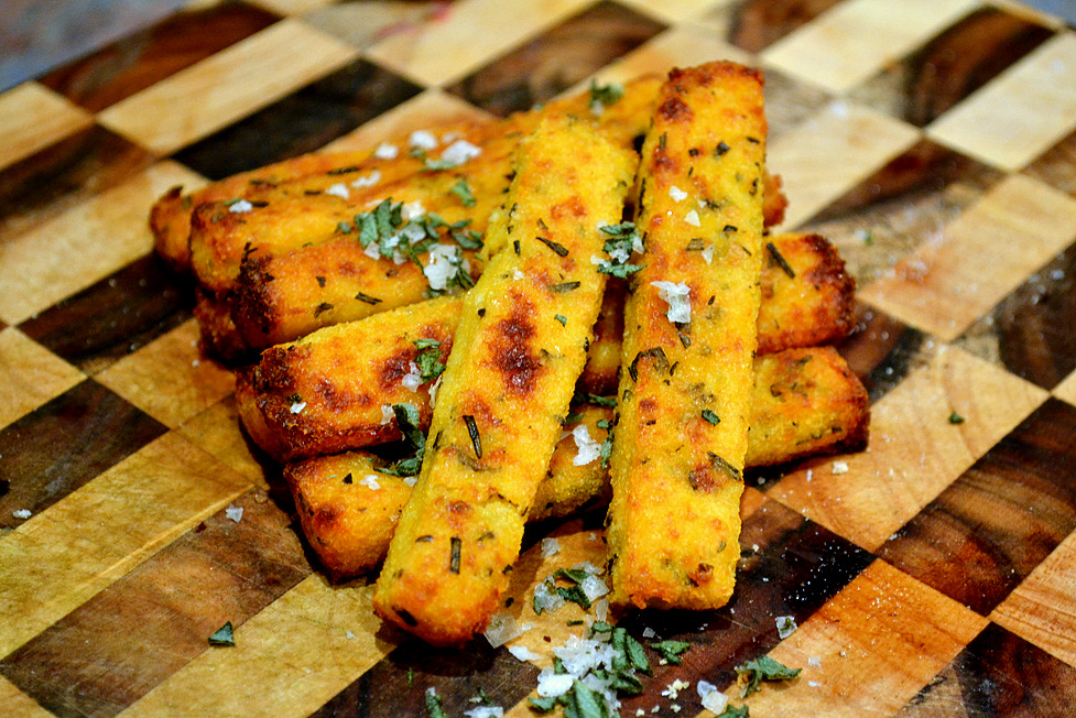 Préparation pas à pas des frites de polenta au parmesan et de leur sauce yaourt