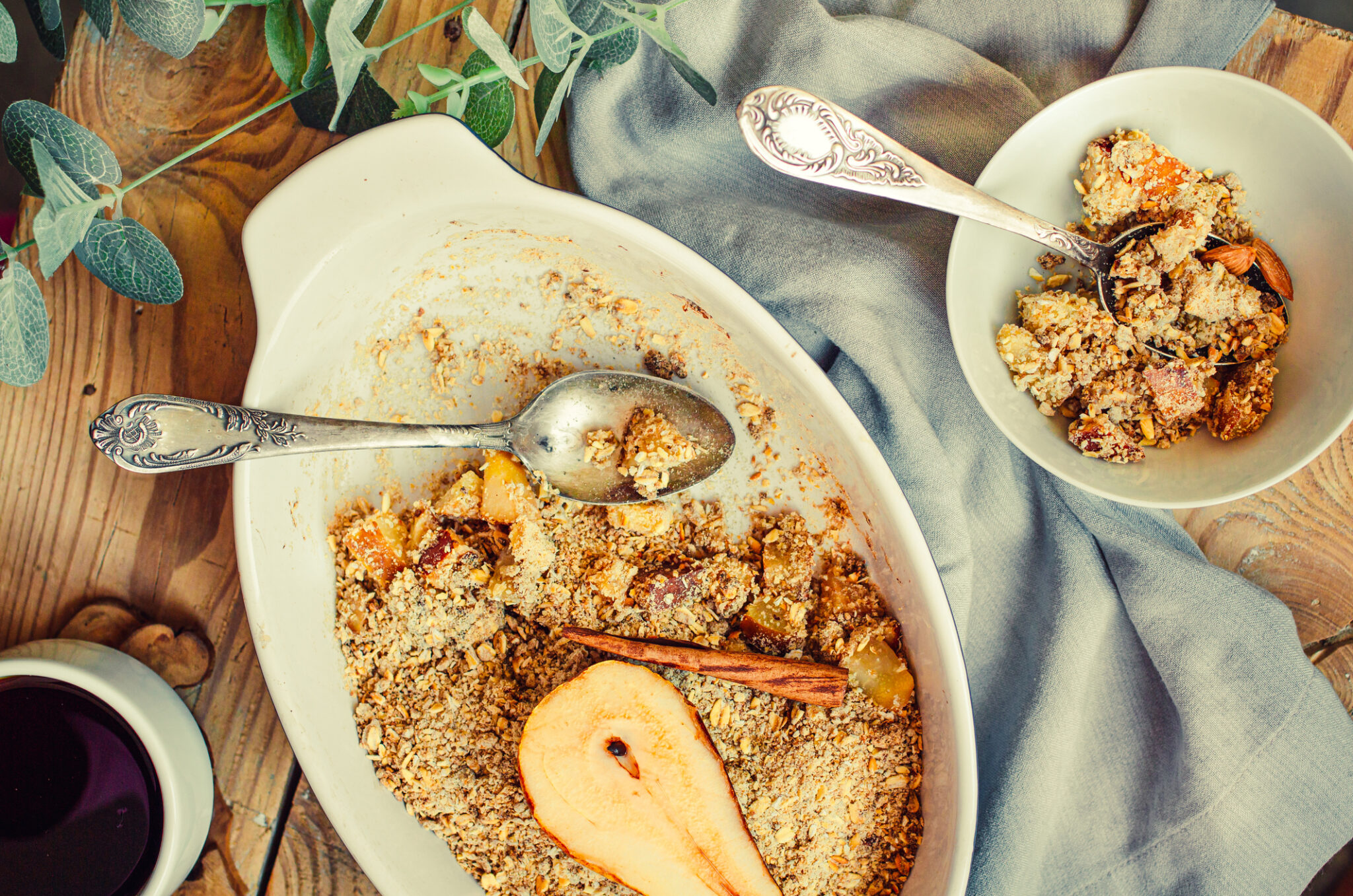 Préparer ensemble un crumble aux poires et noisettes