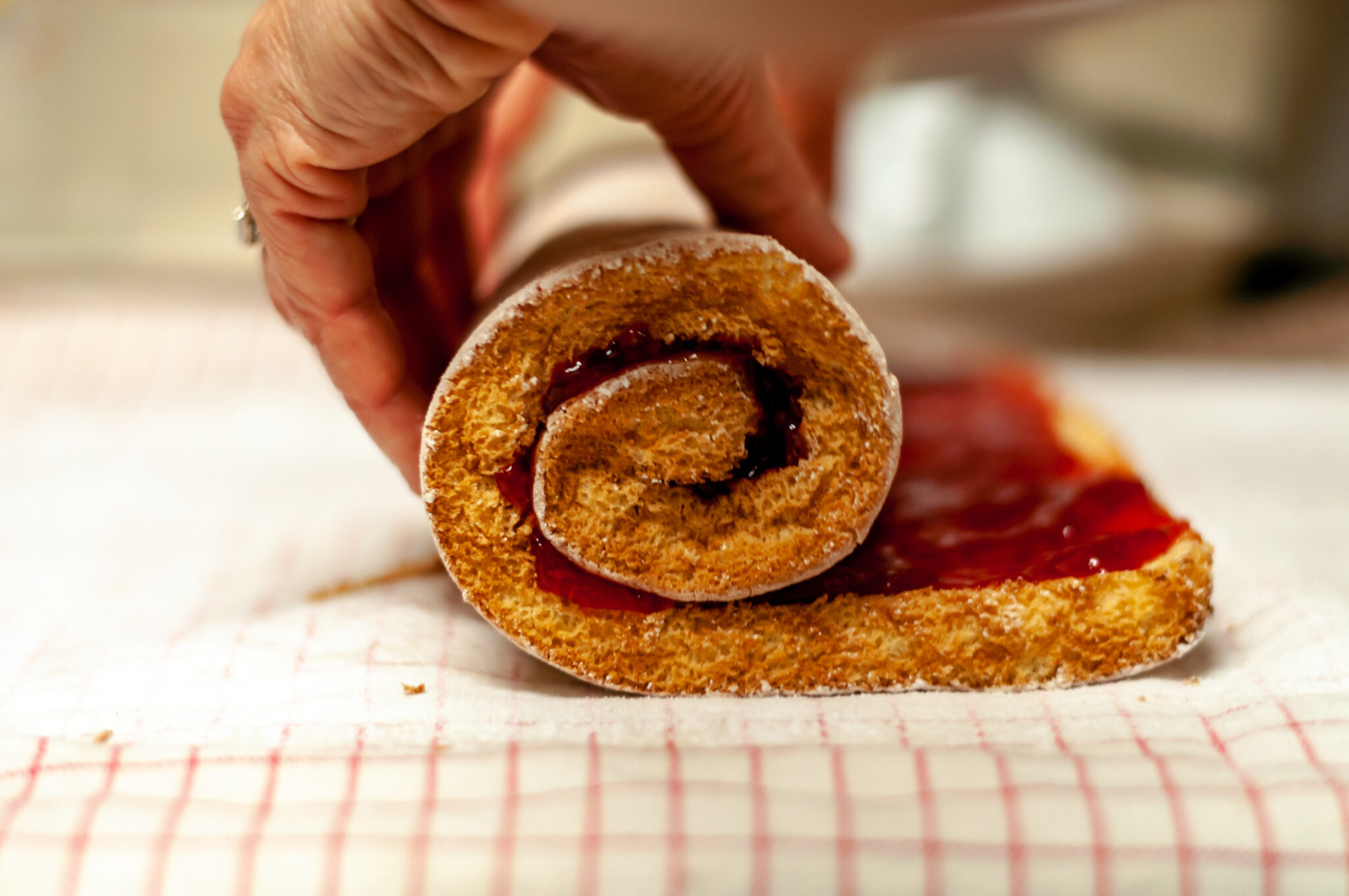 Gâteau roulé à la confiture de fraise : l'incontournable