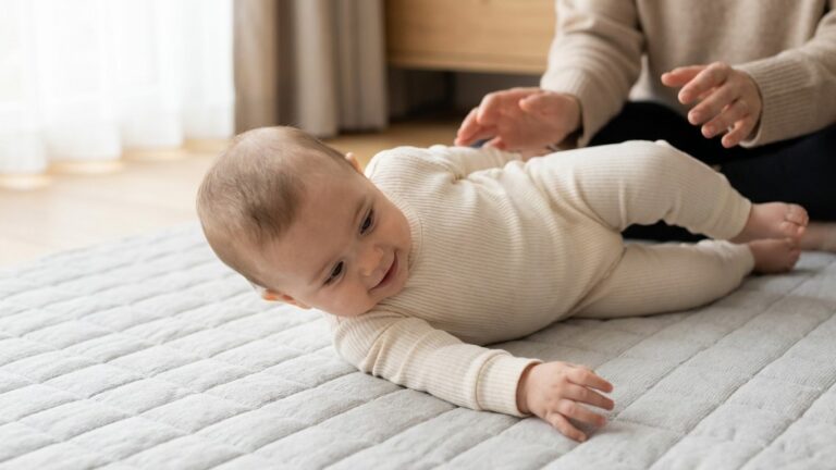 Développement bébé 5 mois : premiers retournements et babillage