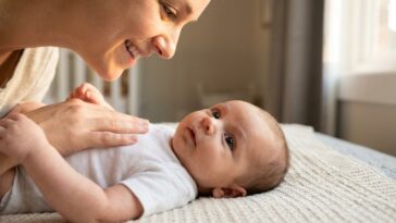 Activités d'éveil pour bébé de 0 à 6 mois : idées pratiques