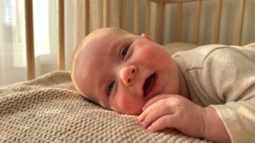 À quel âge bébé gazouille ? Les prémices du langage