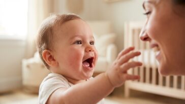 Premiers mots de bébé : à quel âge et quels mots attendre