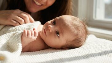 Développement bébé 2 mois : gazouillis et découverte du monde