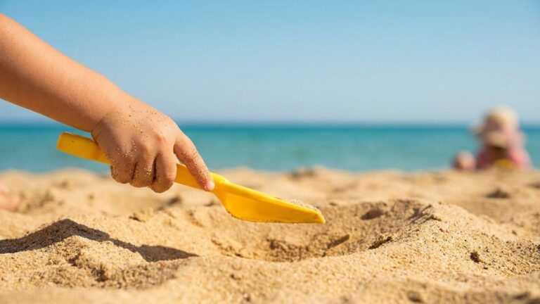 Je laissais mes enfants creuser des trous profonds à la plage : le jour où j'ai vu le sable sec s'effondrer d'un coup, j'a...
