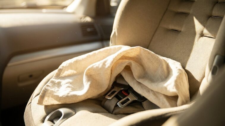 Ma voisine pose toujours un linge sur les boucles du siège auto avant de se garer au soleil et ce n'est pas par excès de zèle
