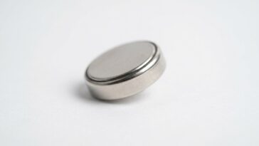 On s'obstine tous à attendre que l'objet avalé « passe tout seul », alors qu'une pile bouton coincée déclenche autre chose...
