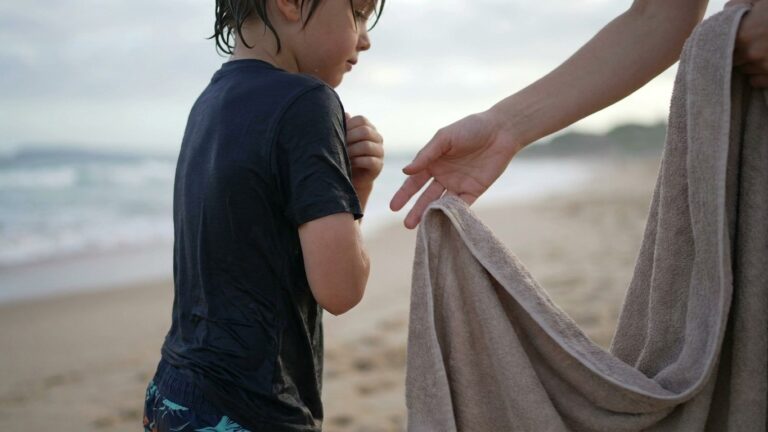 Votre enfant se baigne en t-shirt et vous trouvez ça prudent : les dermatologues y voient un tout autre risque une fois le...