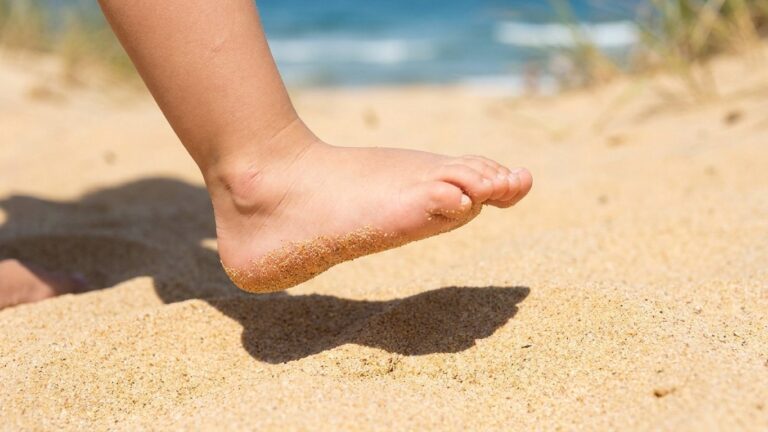 Votre tout-petit traverse la plage sans chaussures : un pédiatre m'a expliqué ce que le sable atteint réellement, et j'ai ...