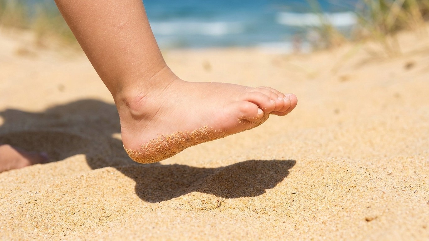 Votre tout-petit traverse la plage sans chaussures : un pédiatre m'a expliqué ce que le sable atteint réellement, et j'ai ...